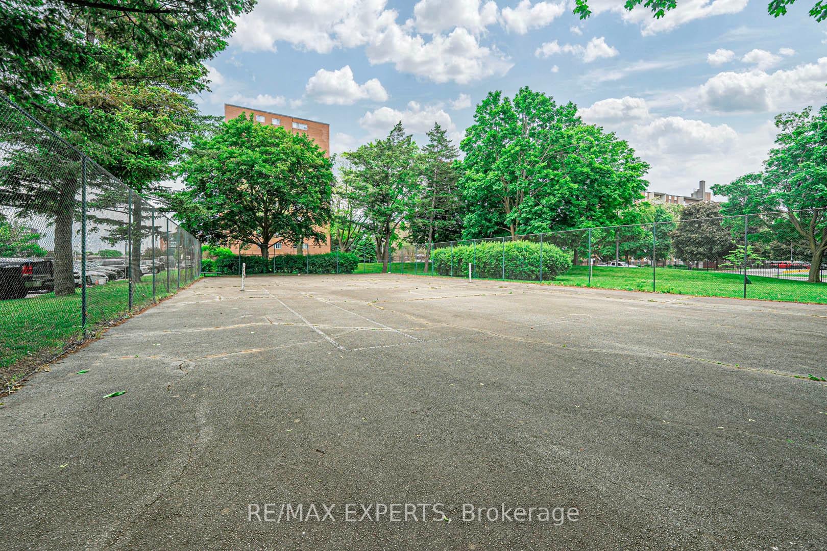 3 Bedrooms Condo at 1625 Bloor, Mississauga For sale