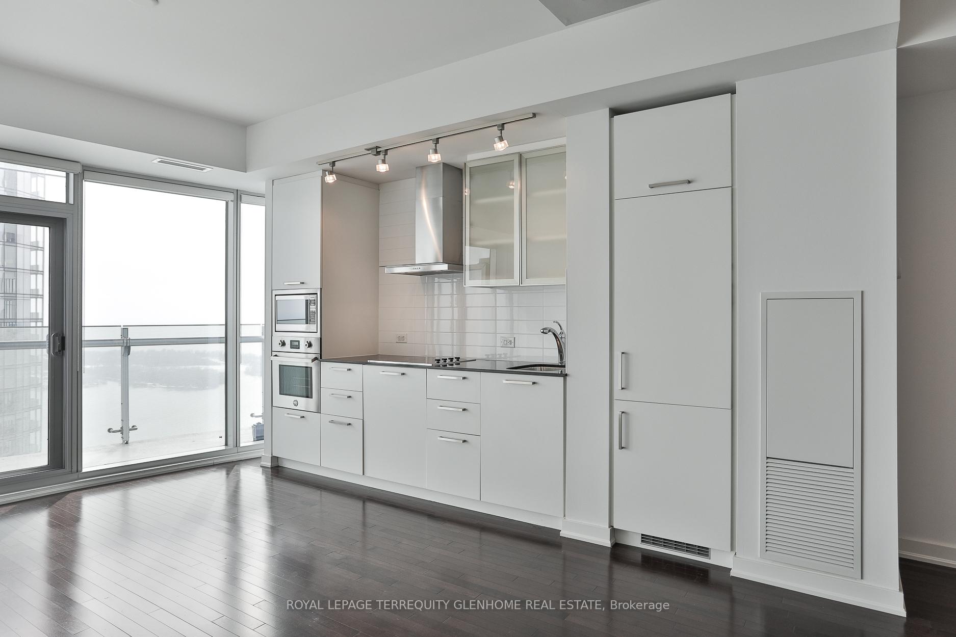 2 Bedrooms Condo at 14 York,  Toronto For sale