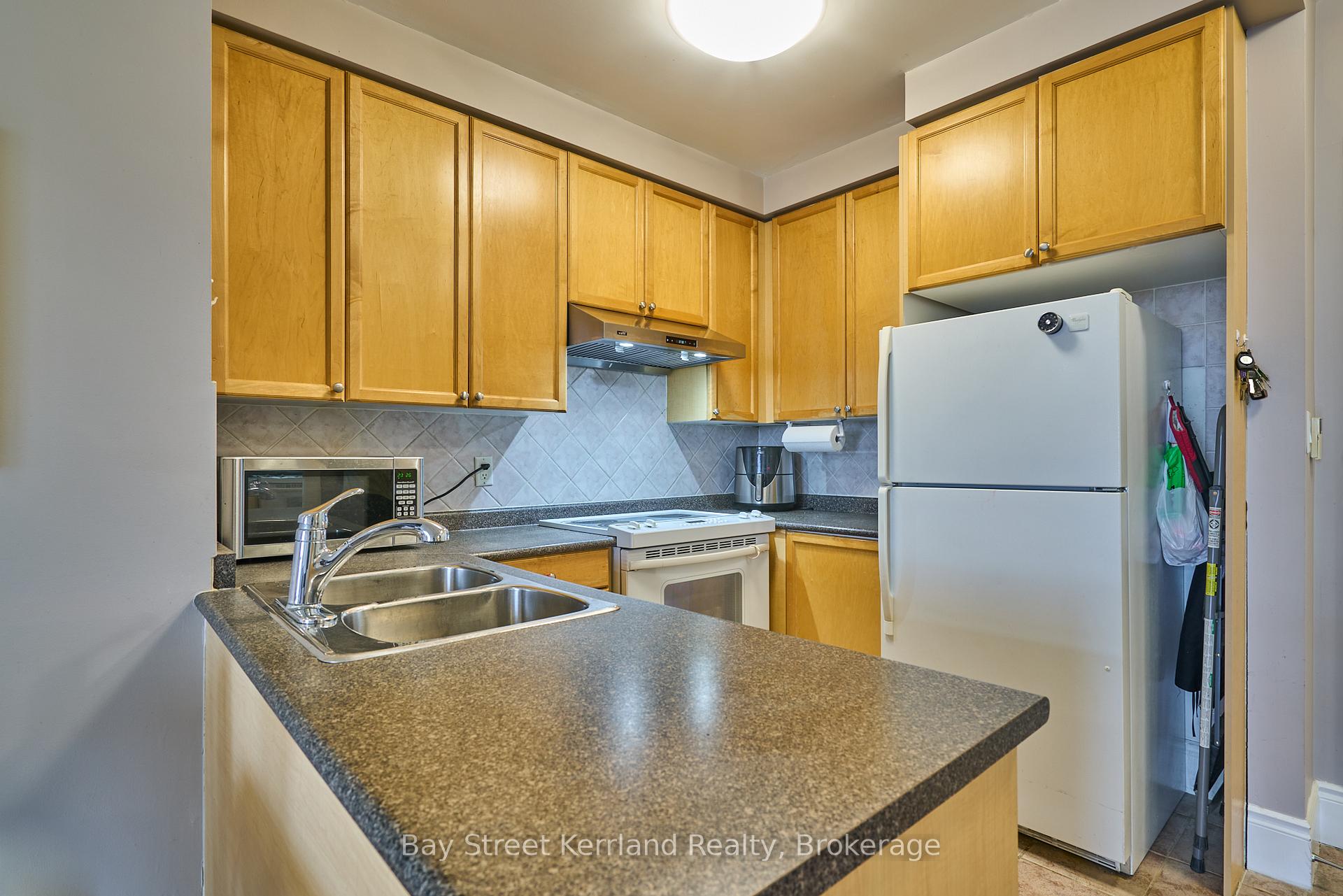 2 Bedrooms Condo at 3880 Duke Of York,  Mississauga For sale