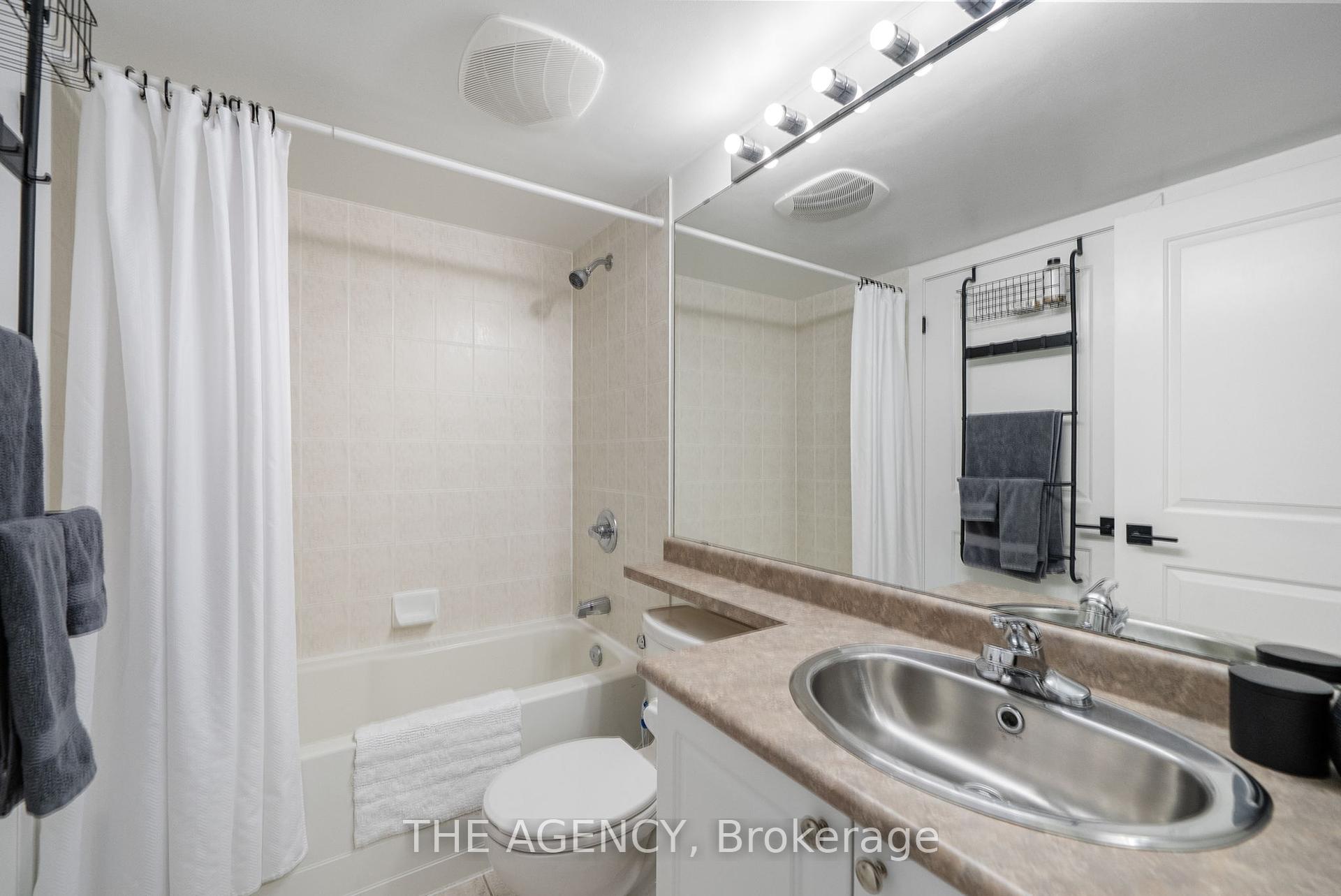 2 Bedrooms Condo at 50 Lynn Williams, Toronto For sale