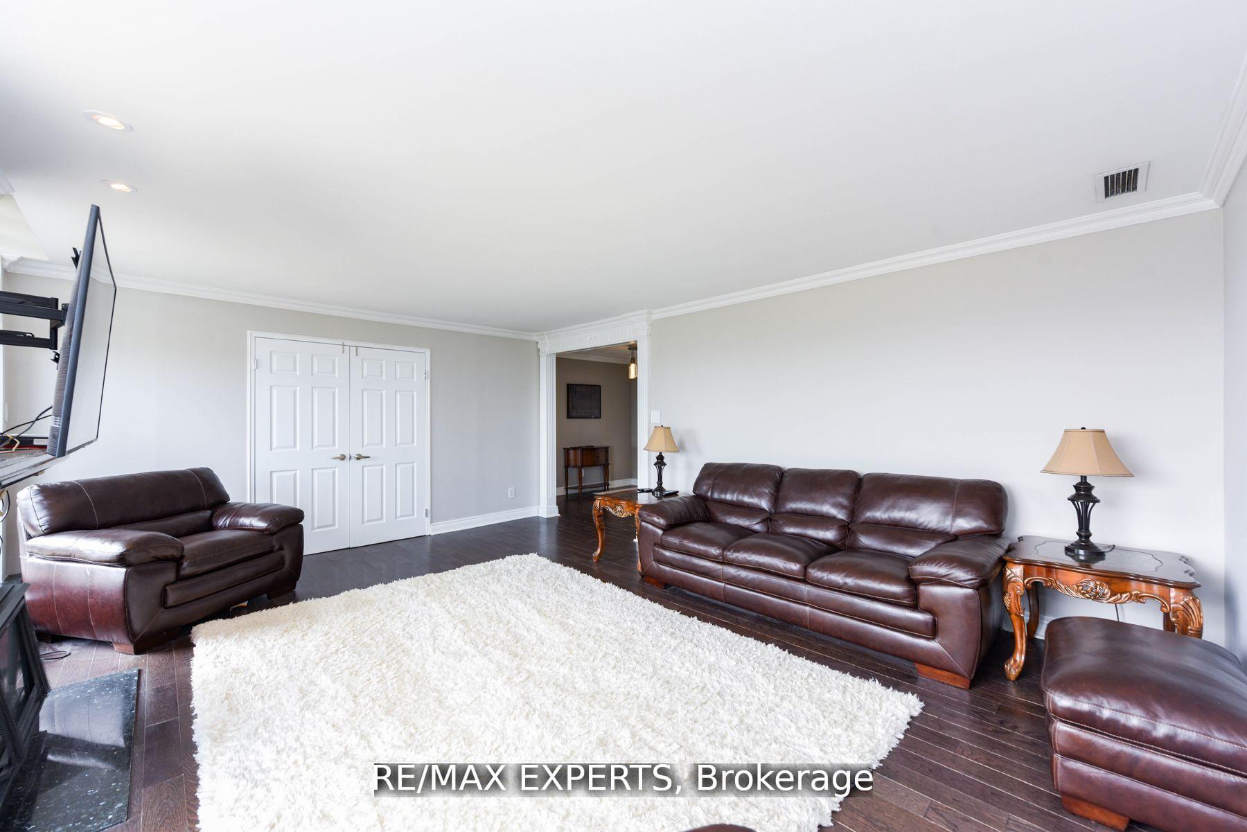 3 Bedrooms Condo at 4460 Tucana, Mississauga For sale