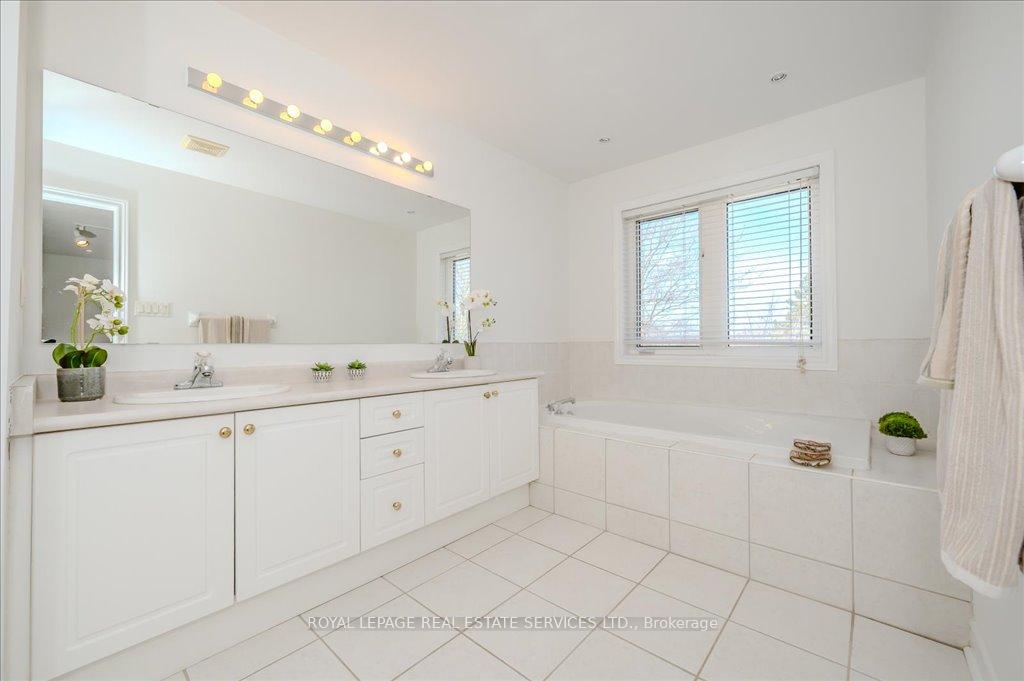 3 Bedrooms Condo at 1267 Dorval, Oakville For sale