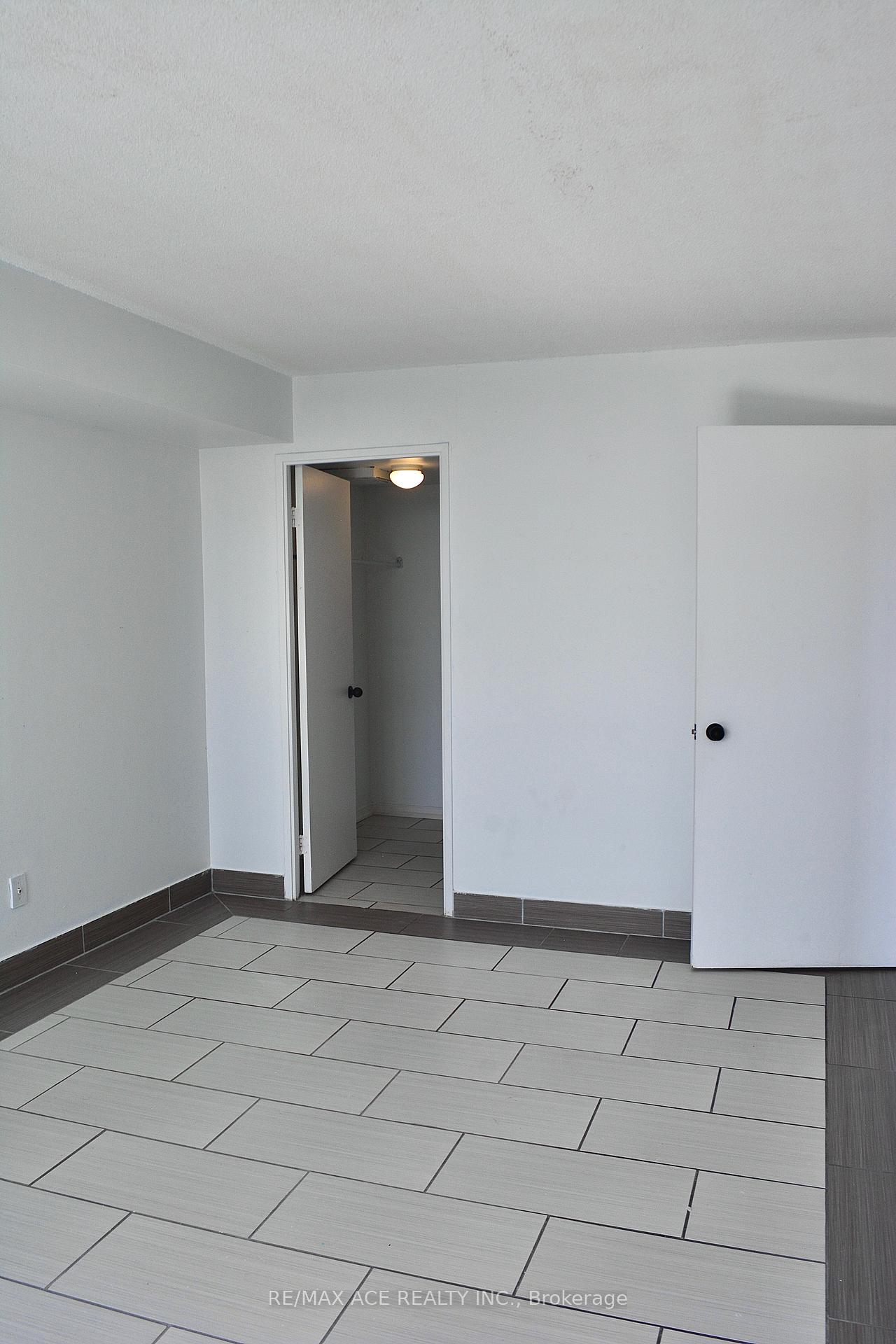 3 Bedrooms Condo at 330 Mccowan, Toronto For sale