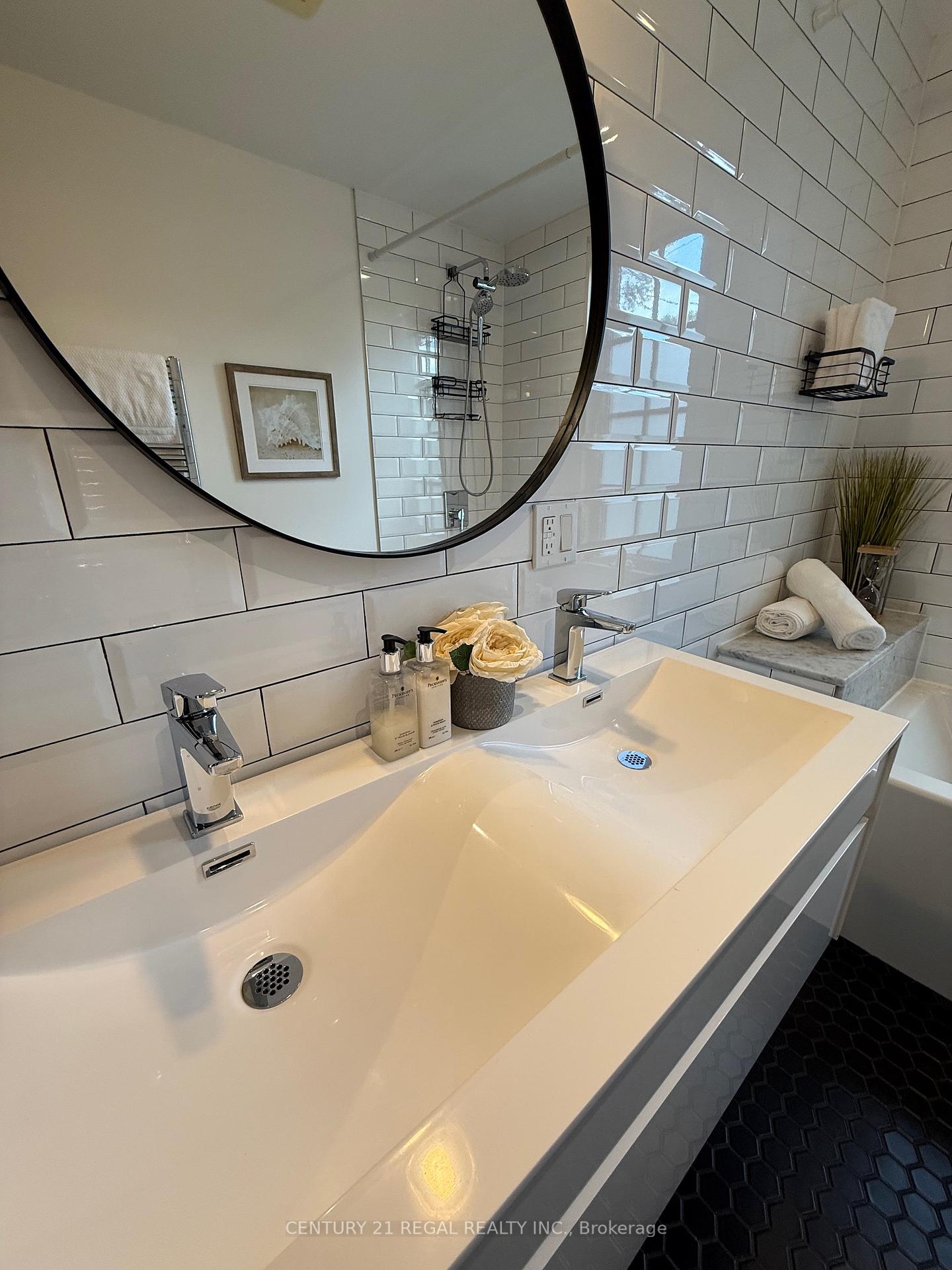 2 Bedrooms Condo at 93 Douglas, Toronto For sale