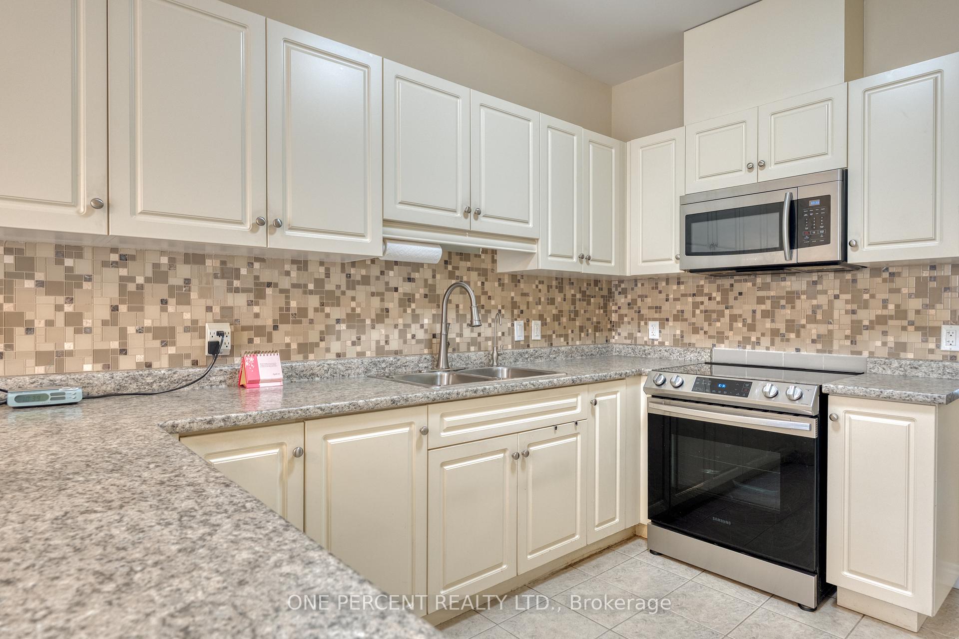 2 Bedrooms Condo at 21 Stickland, Hamilton For sale