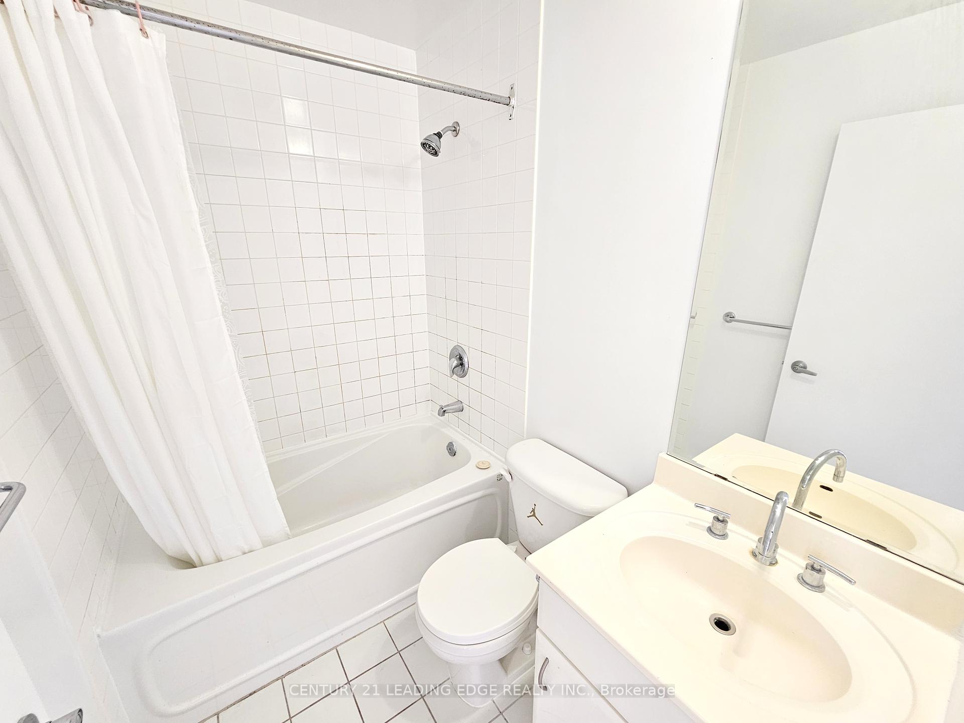 3 Bedrooms Condo at 38 Lee Centre, Toronto For sale
