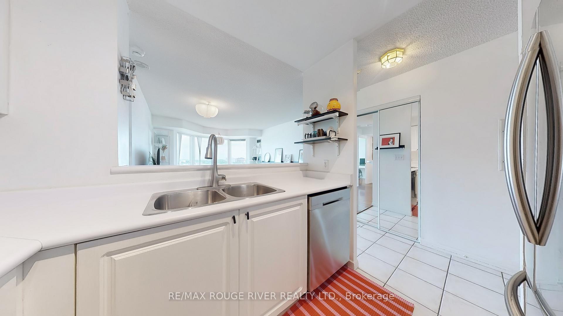 2 Bedrooms Condo at 11 Lee Centre, Toronto For sale