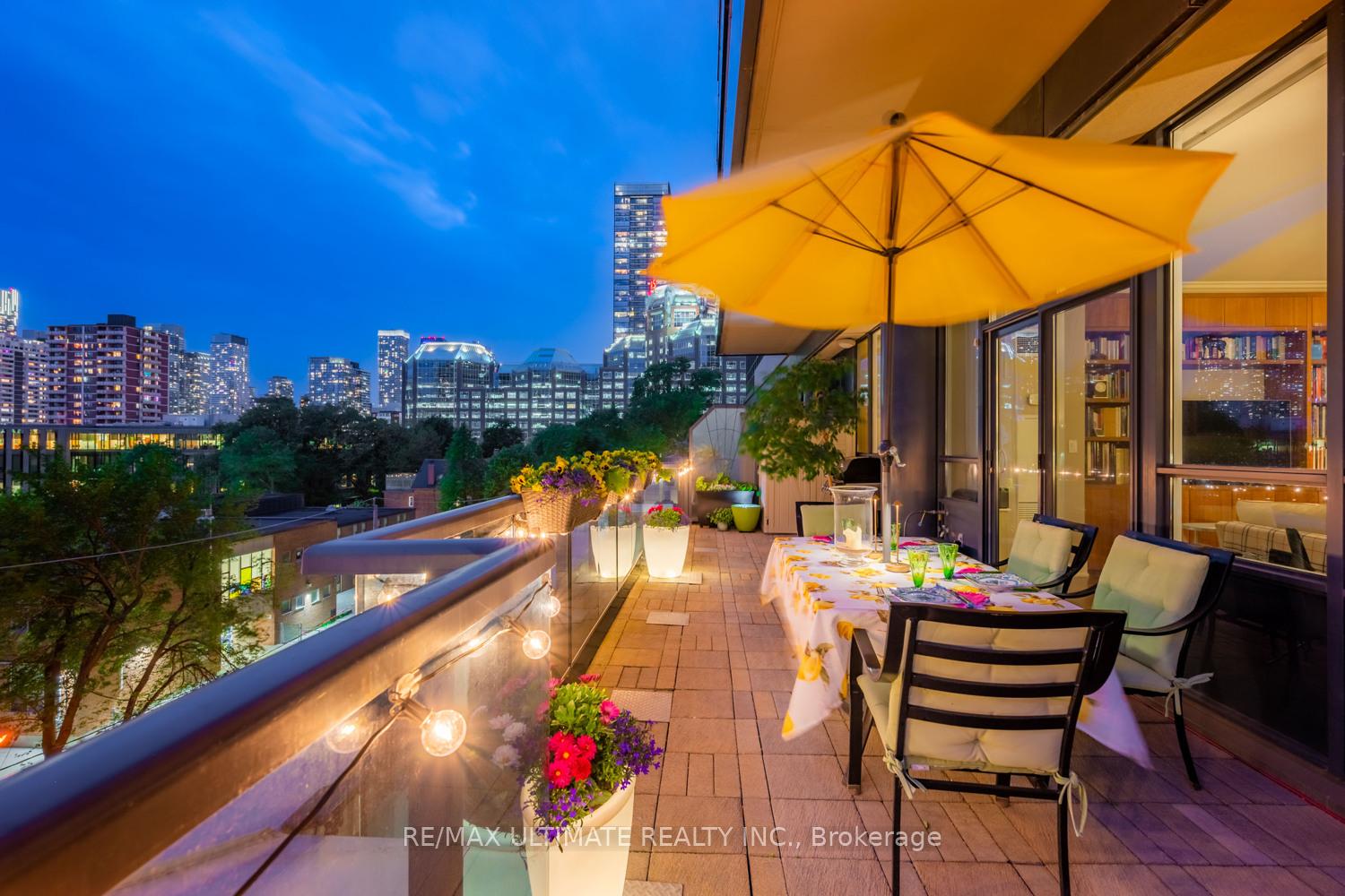 2 Bedrooms Condo at 28 Linden, Toronto For sale
