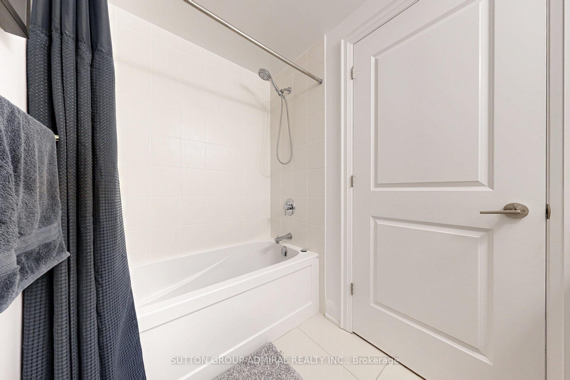 2 Bedrooms Condo at 20 Gatineau, Vaughan For sale