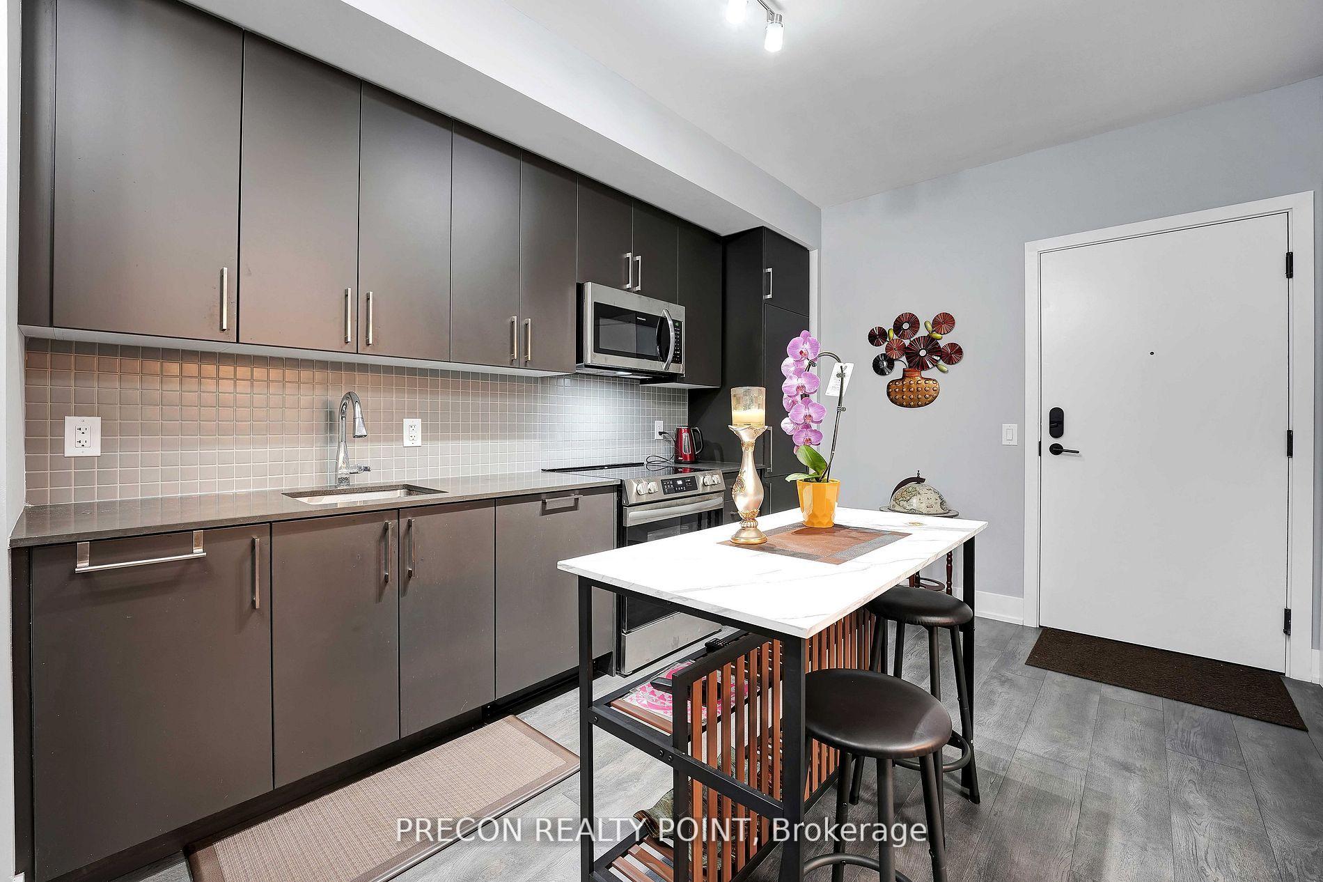 2 Bedrooms Condo at 2450 Old Bronte, Oakville For sale