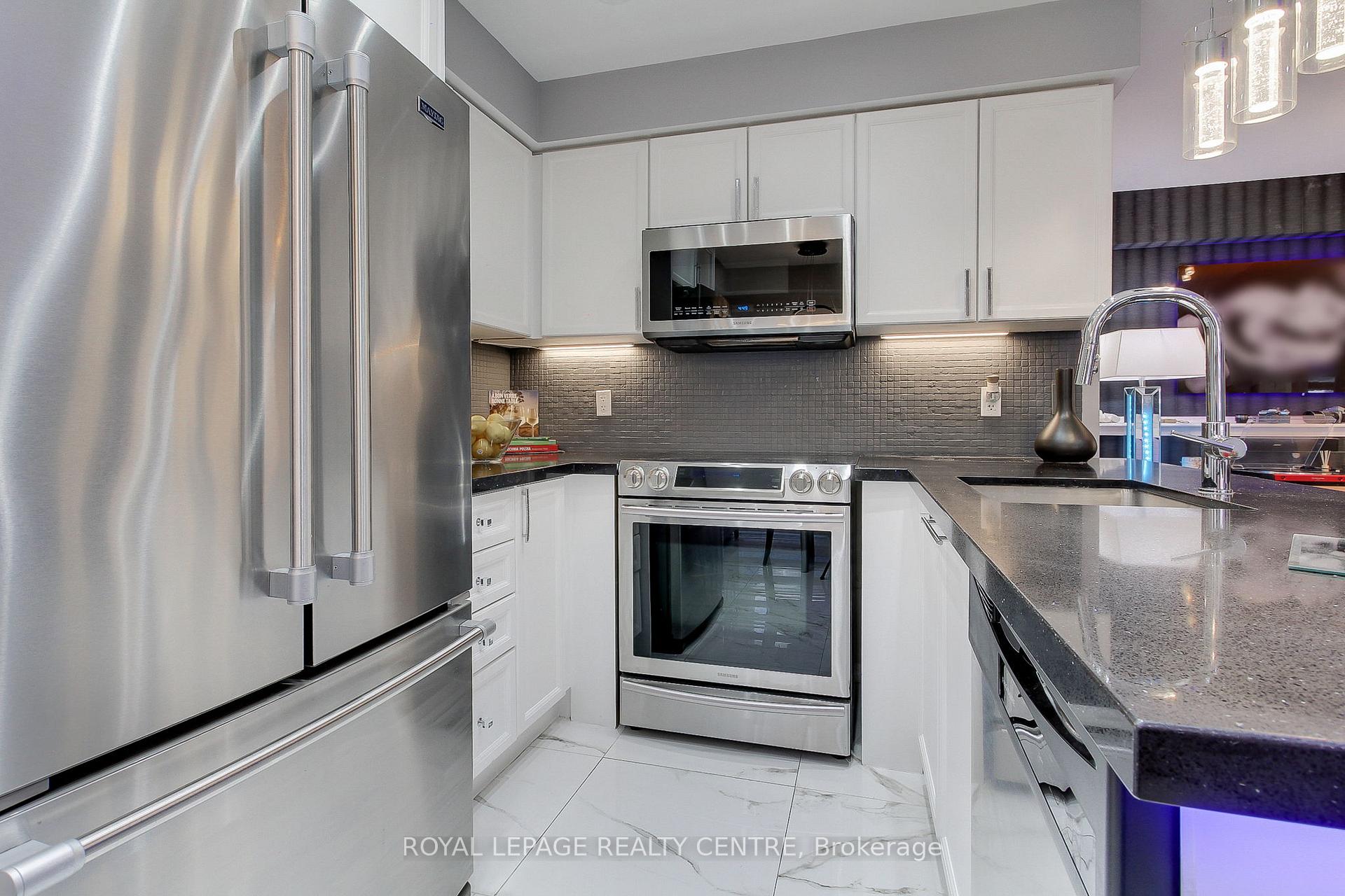 3 Bedrooms Condo at 750 Neighbourhood,  Mississauga For sale