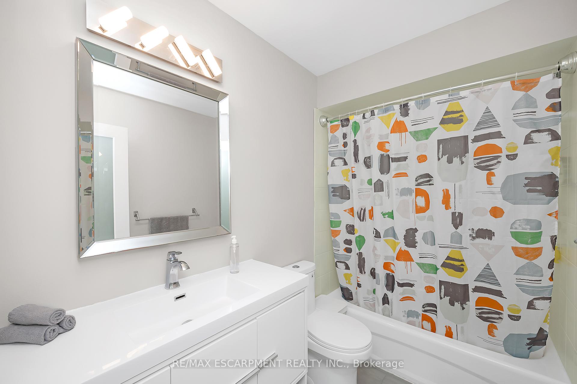 2 Bedrooms Condo at 28 Victoria, Hamilton For sale