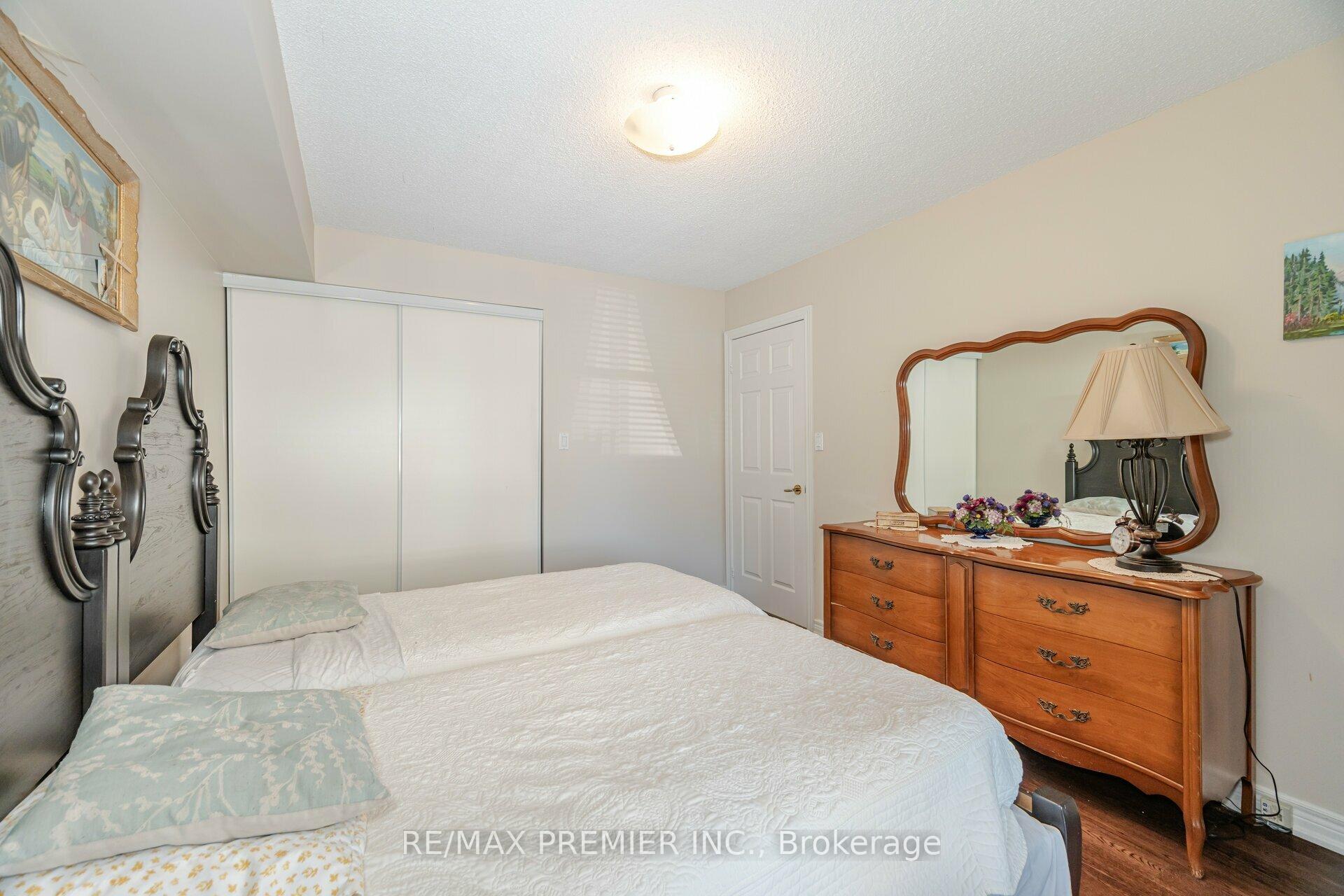 2 Bedrooms Condo at 121 Woodbridge,  Vaughan For sale