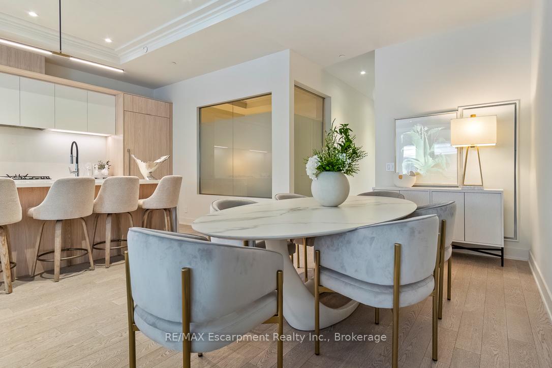 3 Bedrooms Condo at 123 Maurice, Oakville For sale