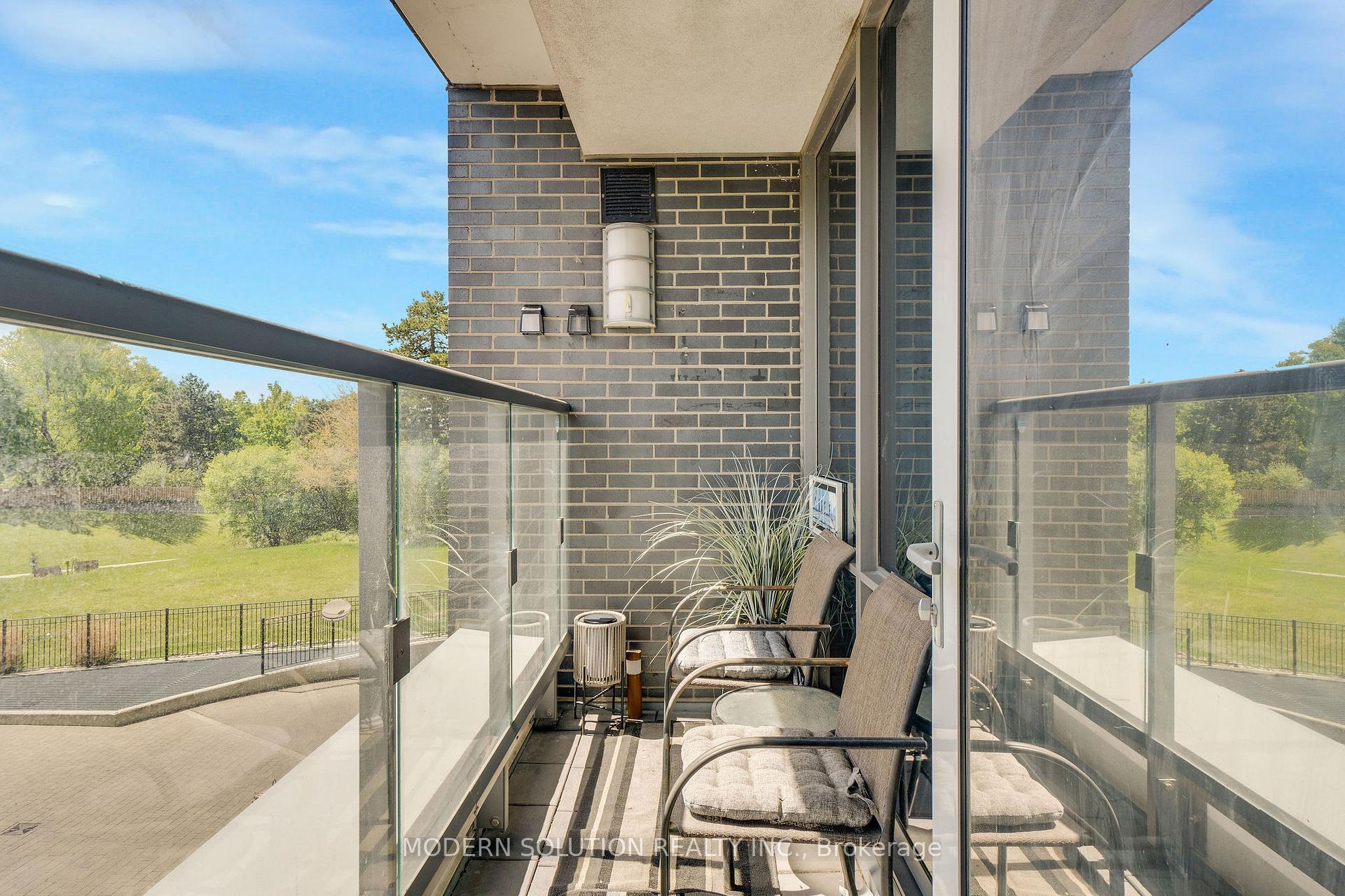 2 Bedrooms Condo at 18 Graydon Hall, Toronto For sale