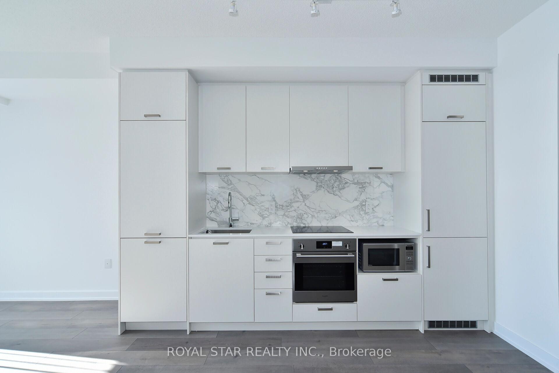 2 Bedrooms Condo at 10 Honeycrisp, Vaughan For sale