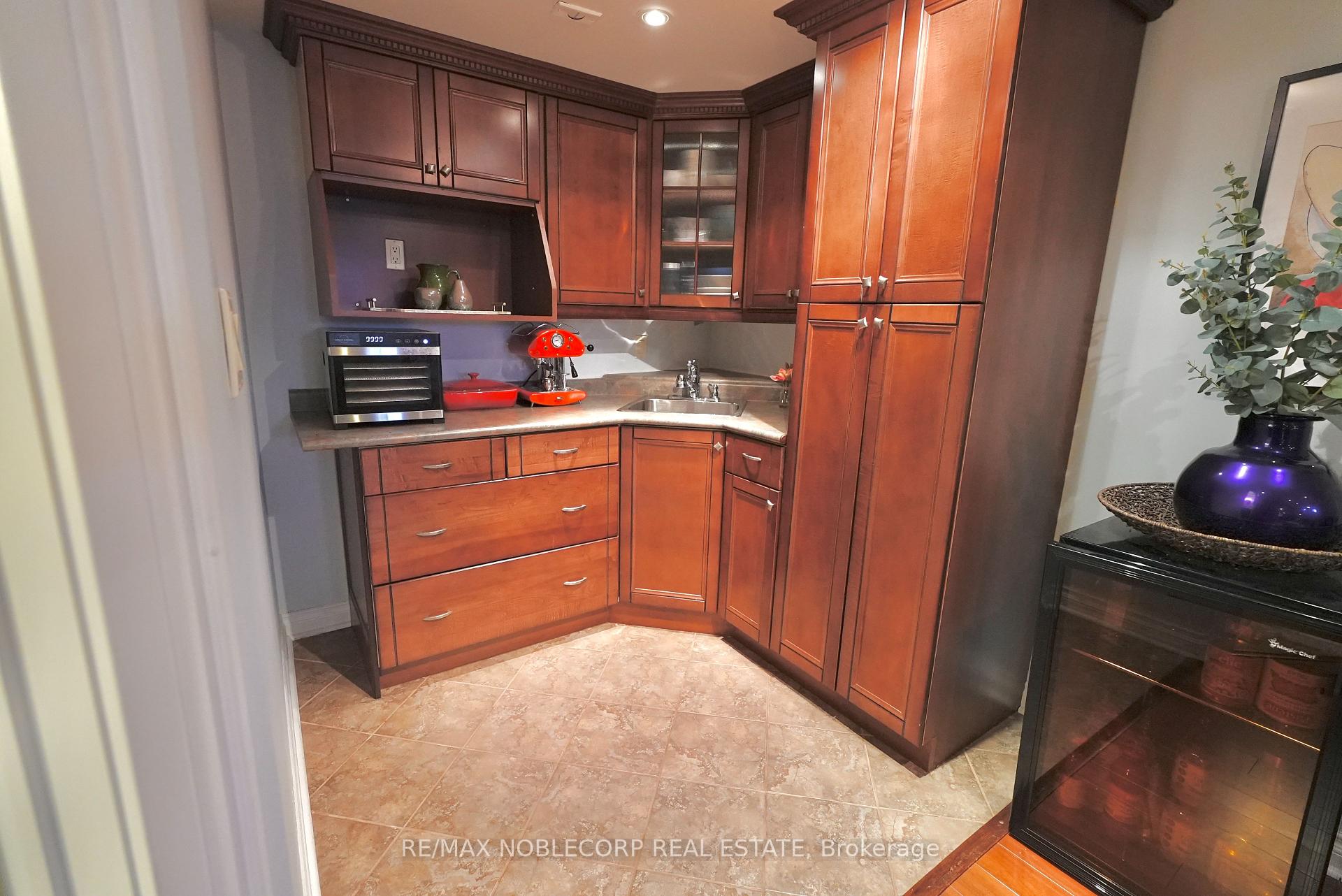 4 Bedrooms Condo at 17 Overlea, Toronto For sale