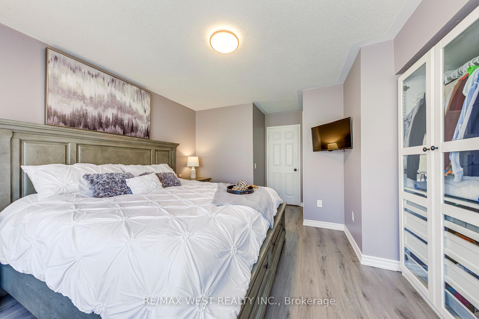 3 Bedrooms Condo at 50 Strathaven, Mississauga For sale