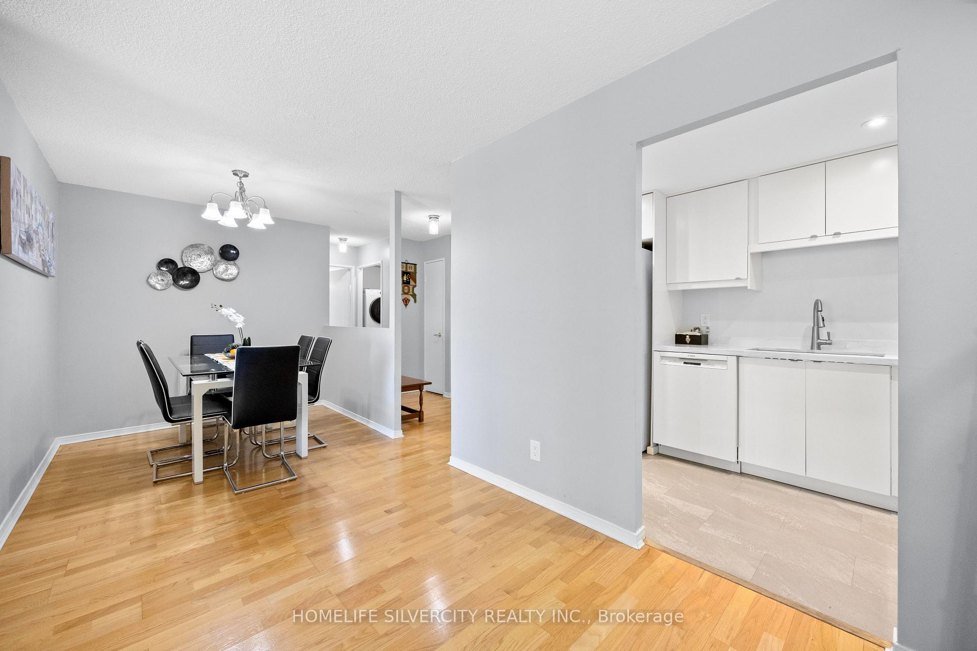 3 Bedrooms Condo at 145 Hillcrest, Mississauga For sale