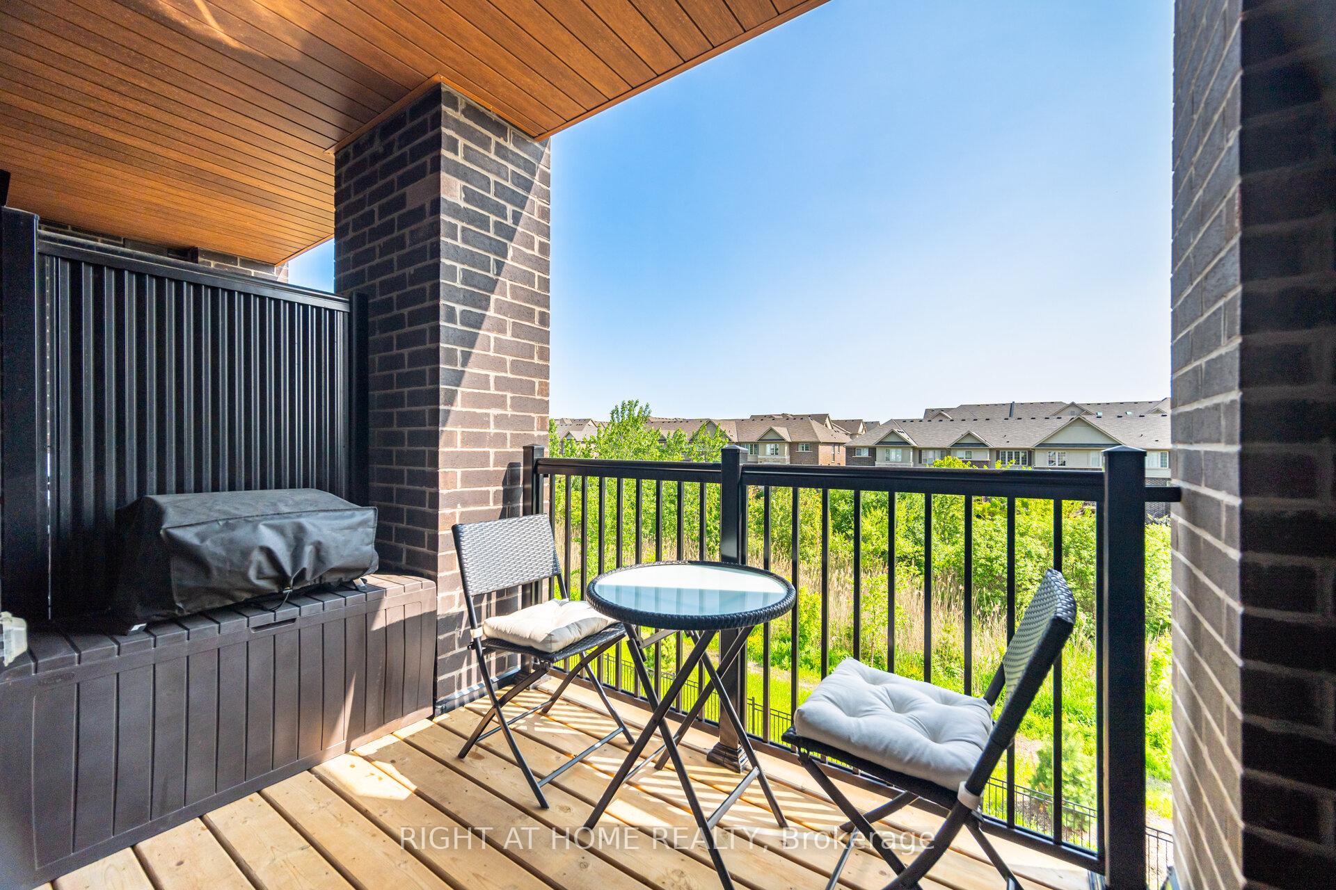 2 Bedrooms Condo at 349 Wheat Boom, Oakville For sale