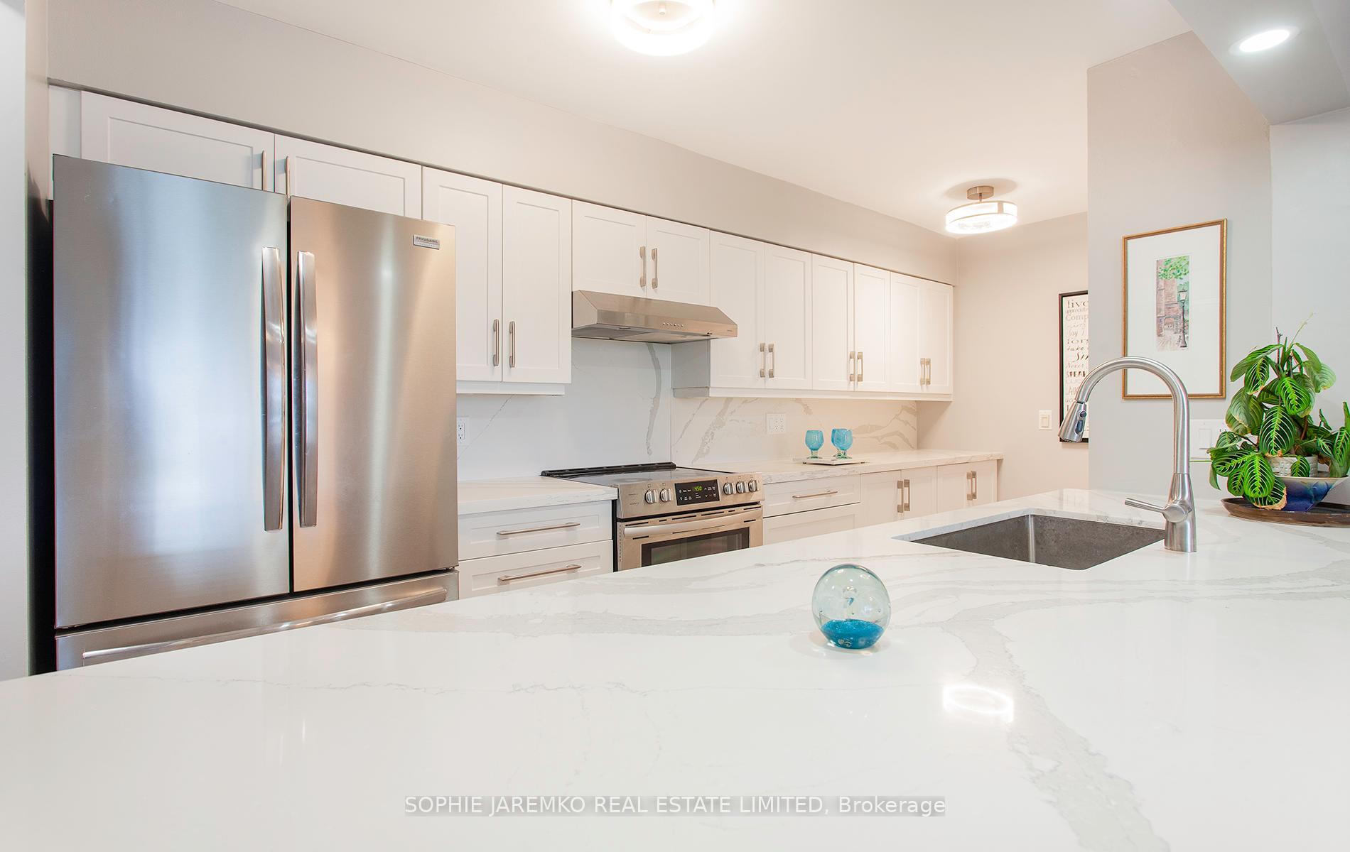 3 Bedrooms Condo at 22 Southport, Toronto For sale