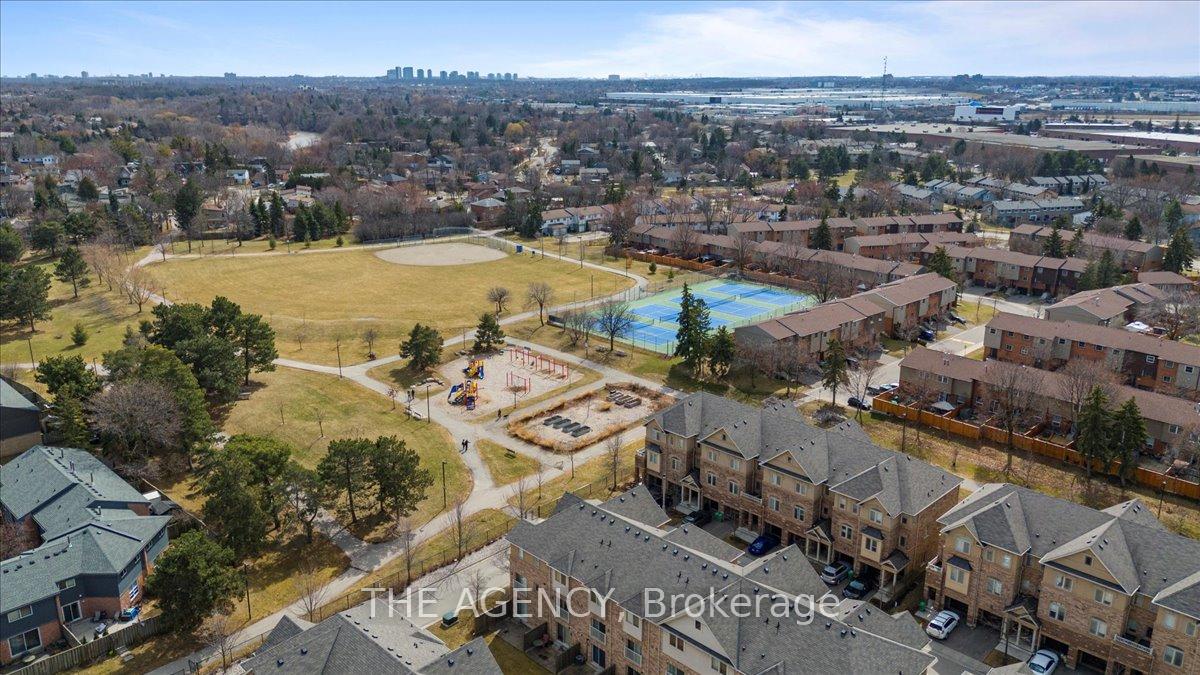 3 Bedrooms Condo at 6625 Falconer, Mississauga For sale