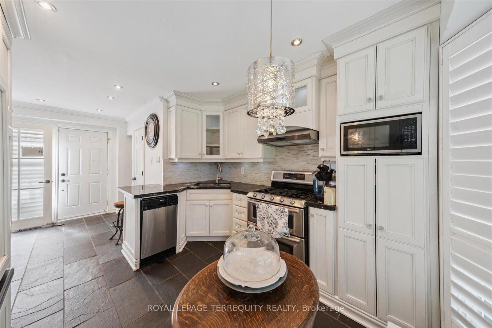 4 Bedrooms Condo at 1825 Hyde Mill, Mississauga For sale