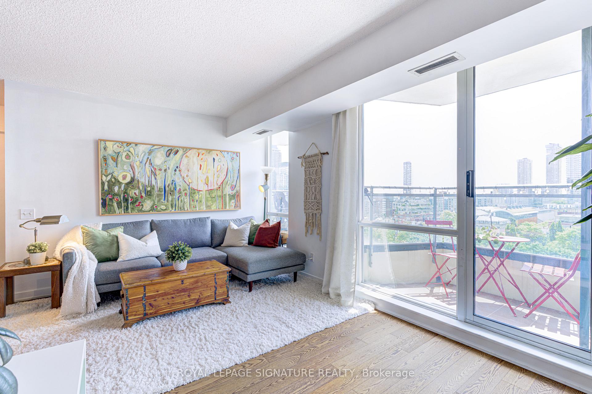 2 Bedrooms Condo at 77 Lombard, Toronto For sale
