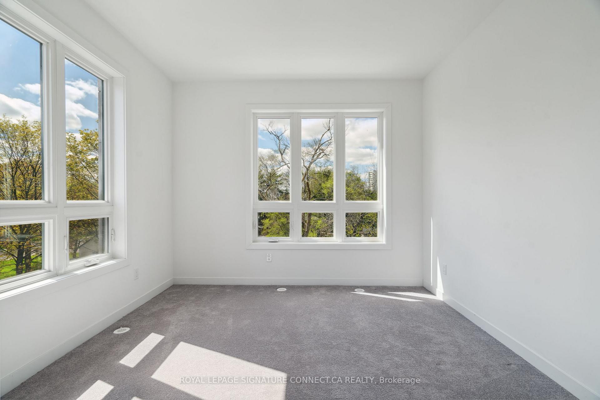 2 Bedrooms Condo at 4045 Hickory, Mississauga For sale