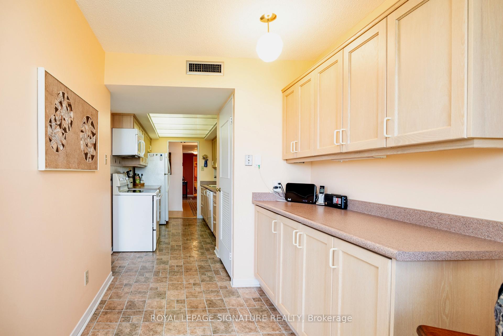 3 Bedrooms Condo at 1300 Bloor, Mississauga For sale