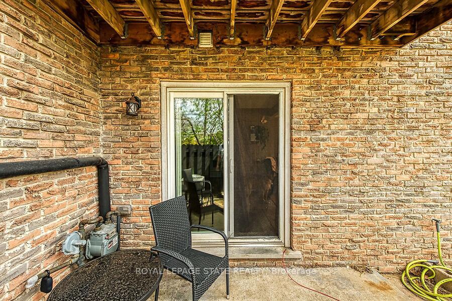 3 Bedrooms Condo at 977 Francis,  Burlington For sale