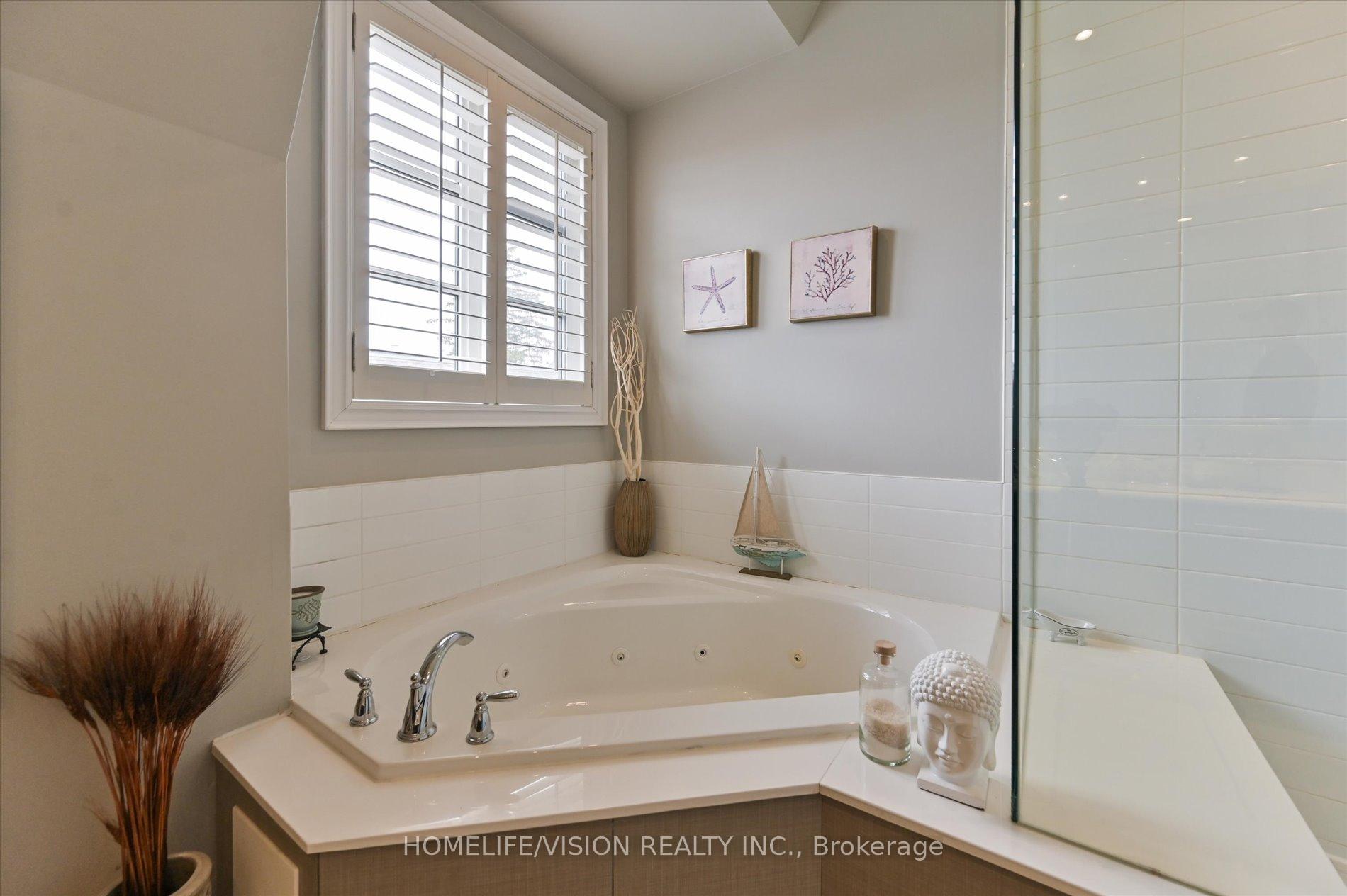 4 Bedrooms Condo at 2 Agar, Vaughan For sale