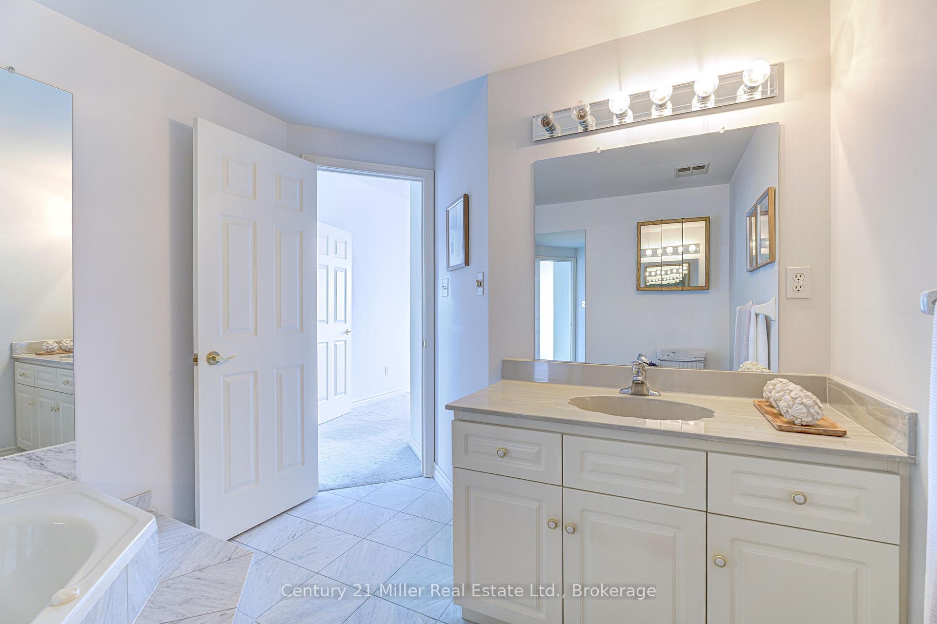2 Bedrooms Condo at 67 Caroline, Hamilton For sale