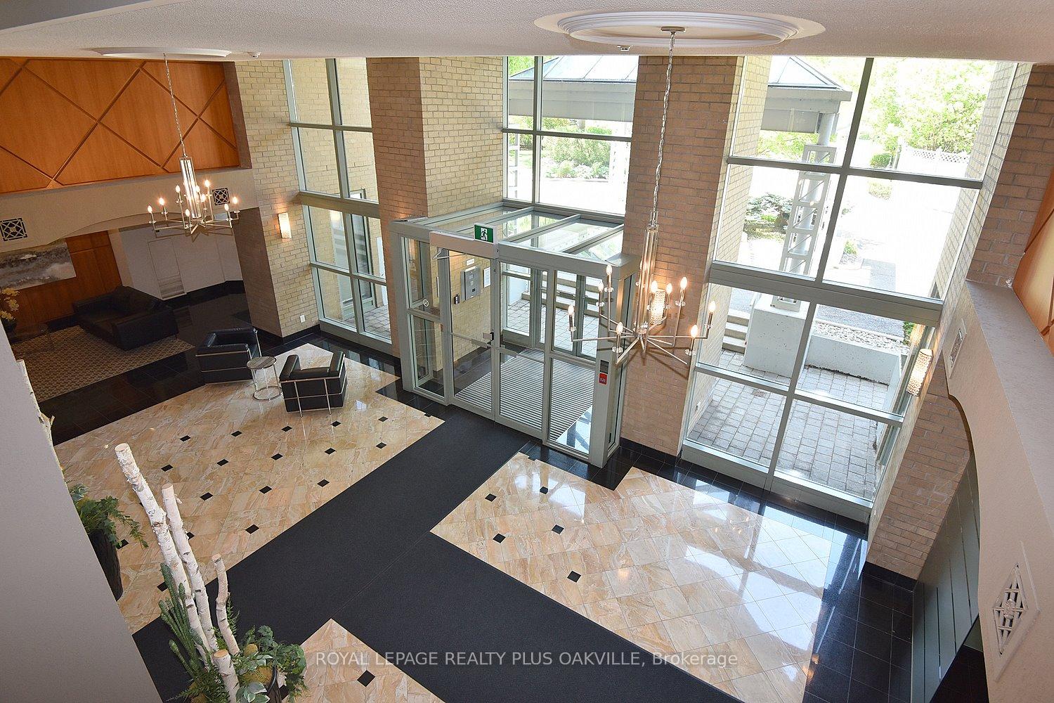 2 Bedrooms Condo at 2190 Lakeshore, Burlington For sale