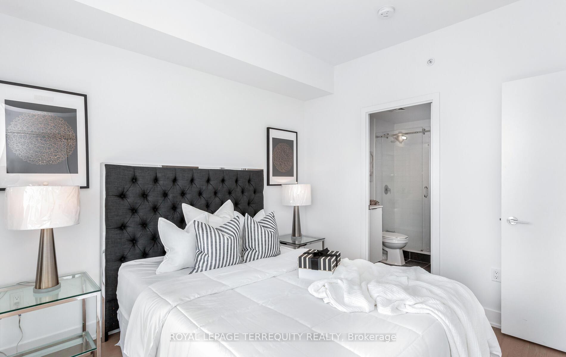 2 Bedrooms Condo at 30 Shore Breeze,  Toronto For sale