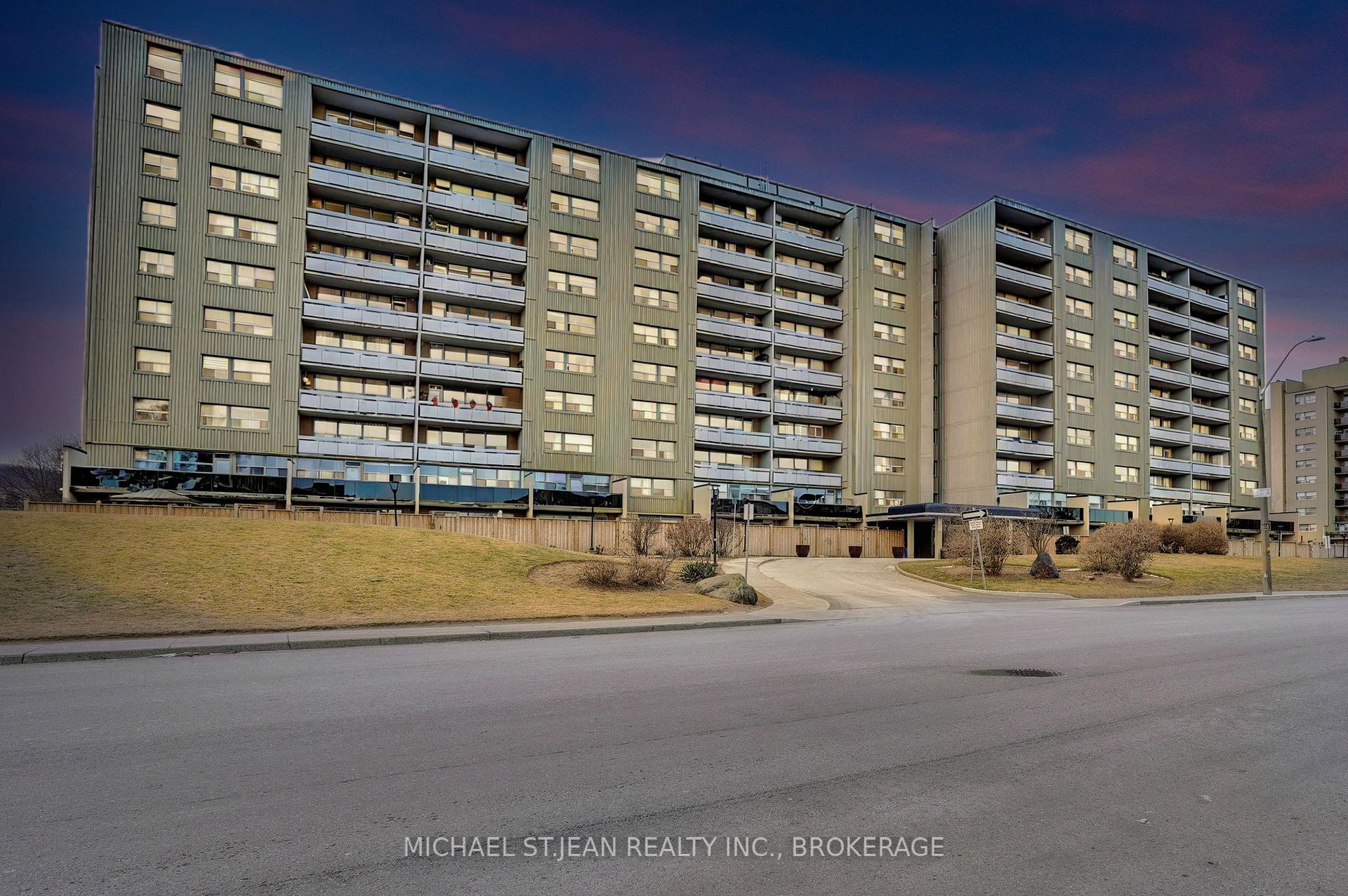 3 Bedrooms Condo at 15 Albright,  Hamilton For sale
