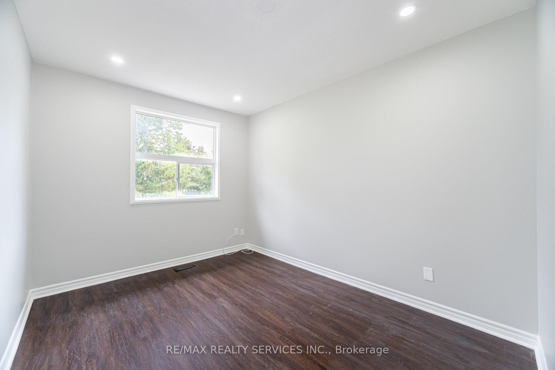 5 Bedrooms Condo at 3525 Brandon Gate, Mississauga For sale