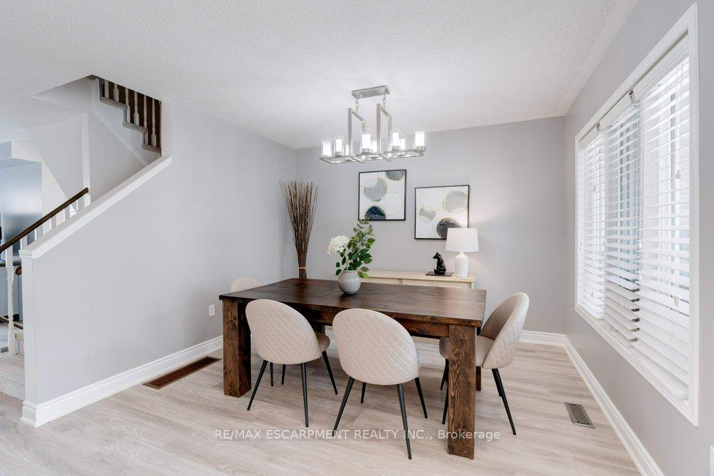 4 Bedrooms Condo at 5090 Fairview, Burlington For sale