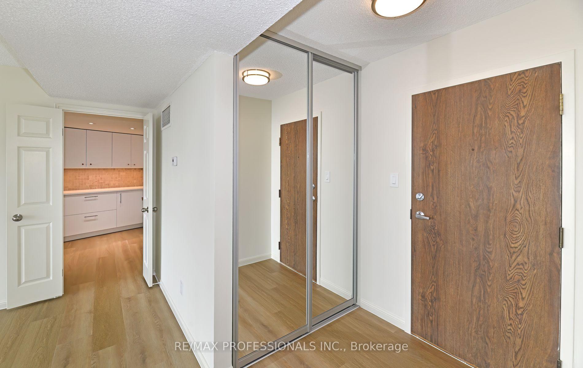 3 Bedrooms Condo at 40 Richview, Toronto For sale