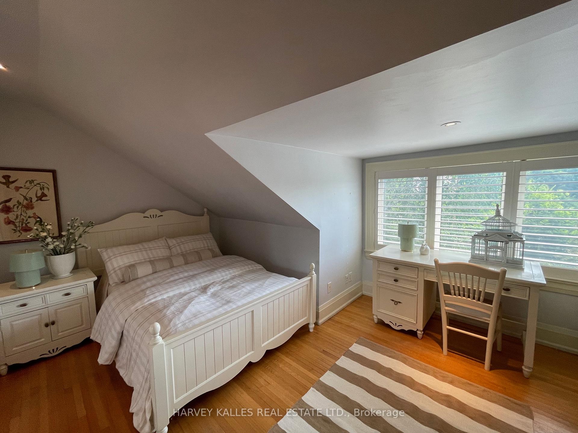 8 Edgewood Crescent