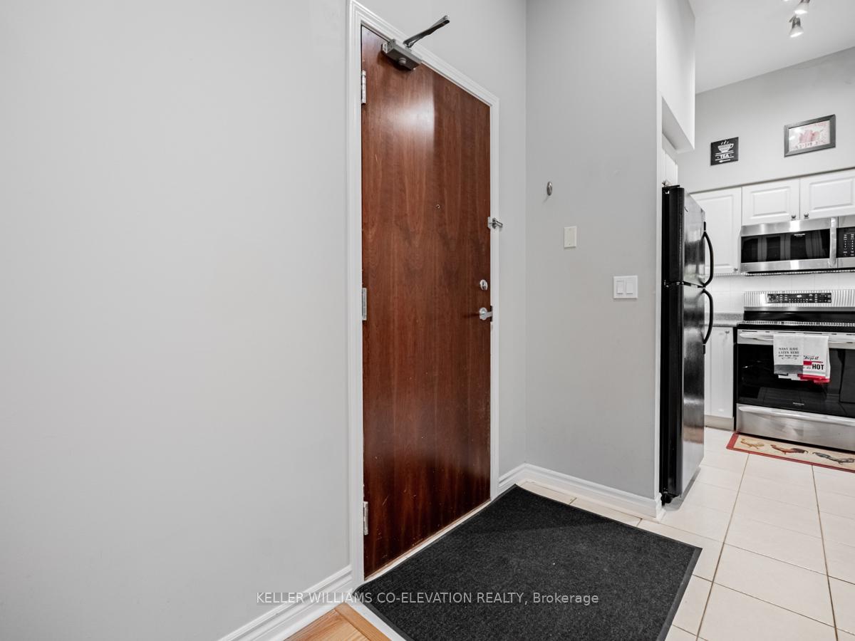 2 Bedrooms Condo at 330 Princess Royal, Mississauga For sale
