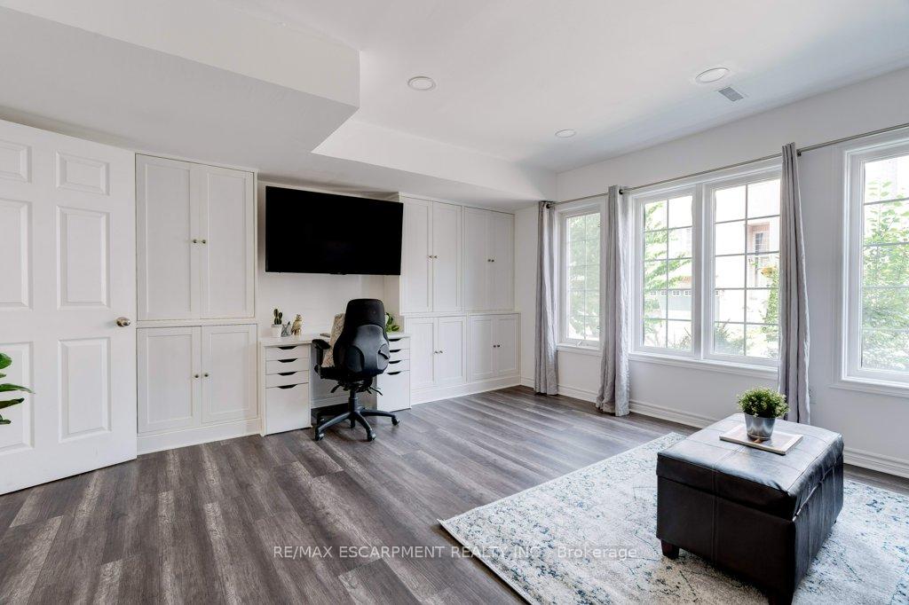 4 Bedrooms Condo at 5090 Fairview, Burlington For sale