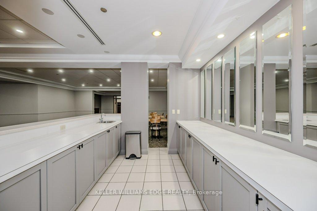 2 Bedrooms Condo at 1150 Parkwest, Mississauga For sale