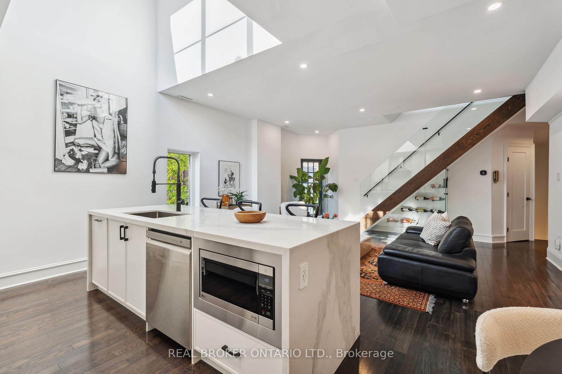 2 Bedrooms Condo at 300 Avenue, Toronto For sale