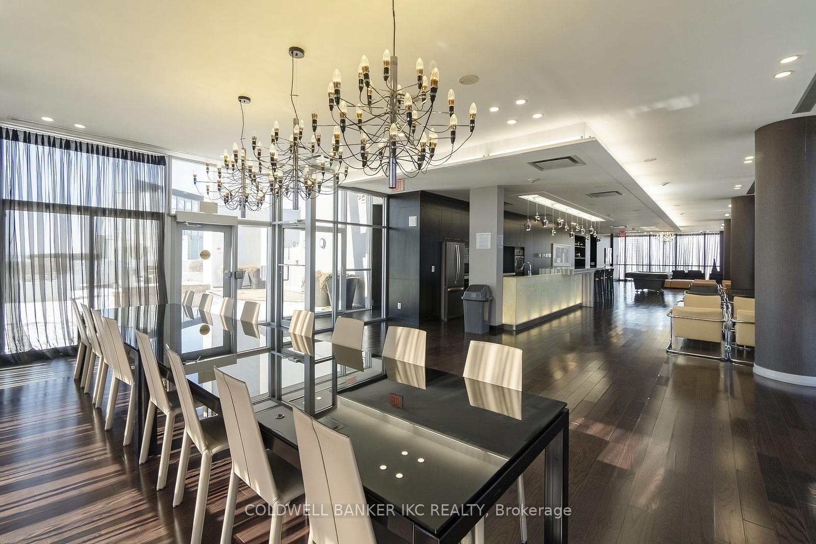 2 Bedrooms Condo at 223 Webb, Mississauga For sale
