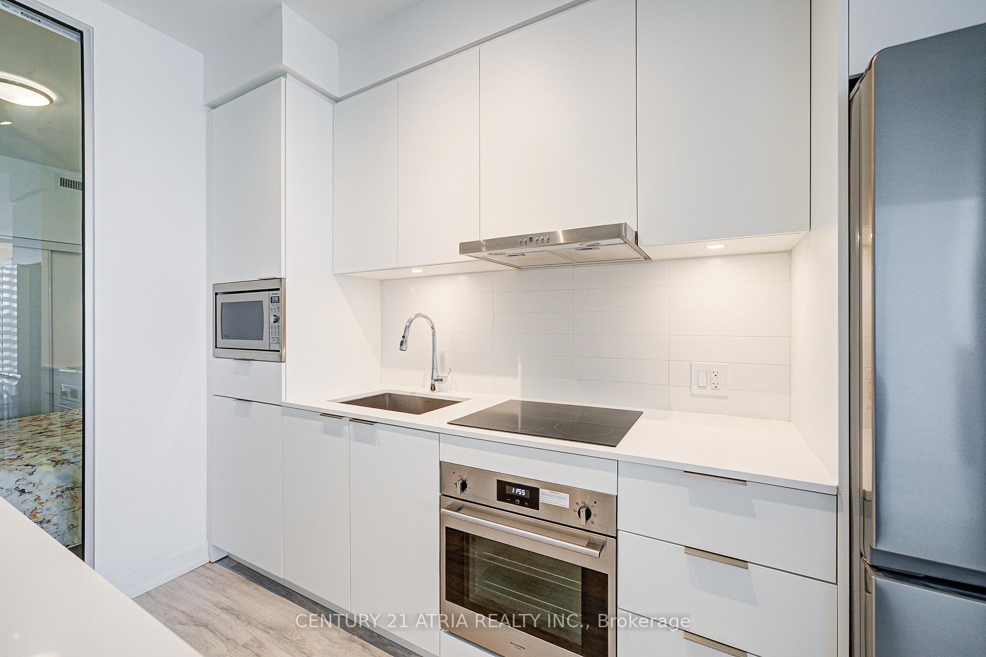3 Bedrooms Condo at 7 Golden Lion, Toronto For sale
