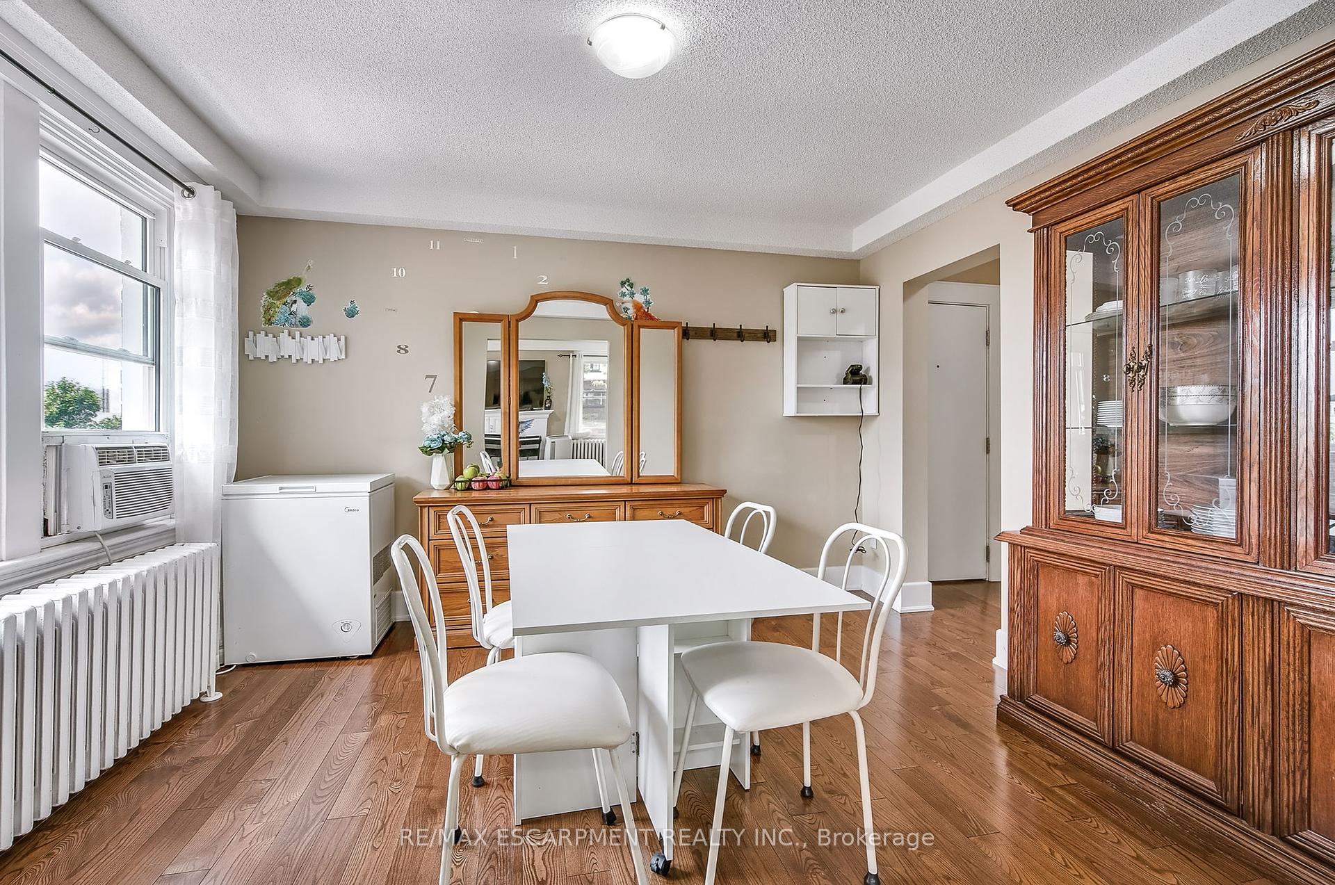 2 Bedrooms Condo at 25 Mountwood, Hamilton For sale