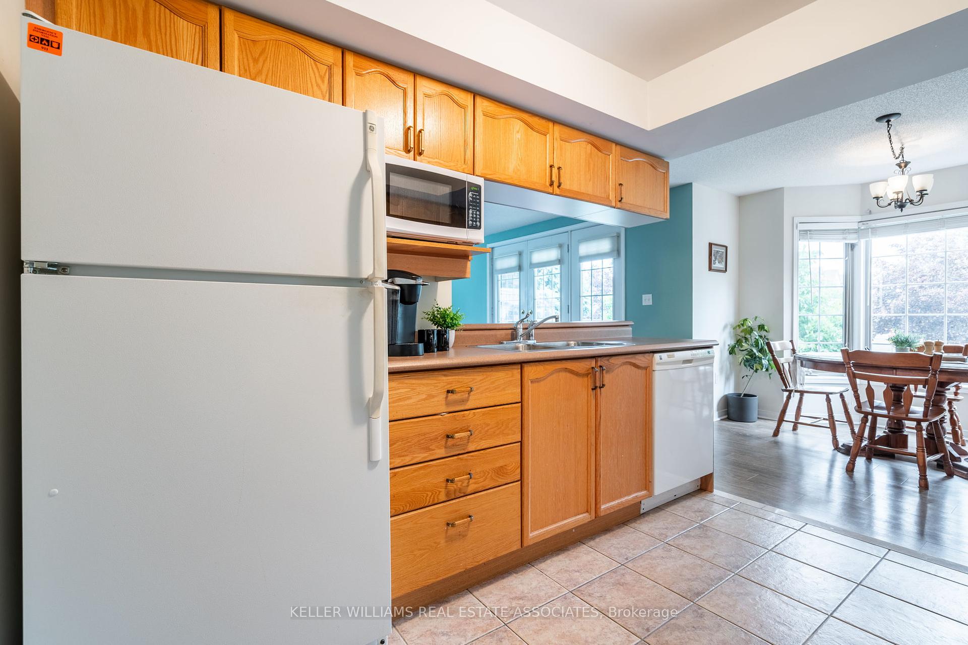 2 Bedrooms Condo at 216 Plains, Burlington For sale