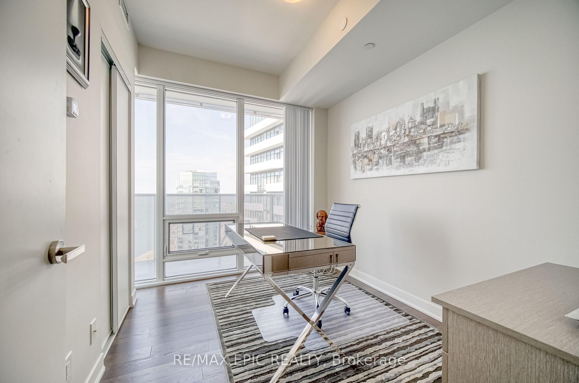 3 Bedrooms Condo at 88 Harbour,  Toronto For sale