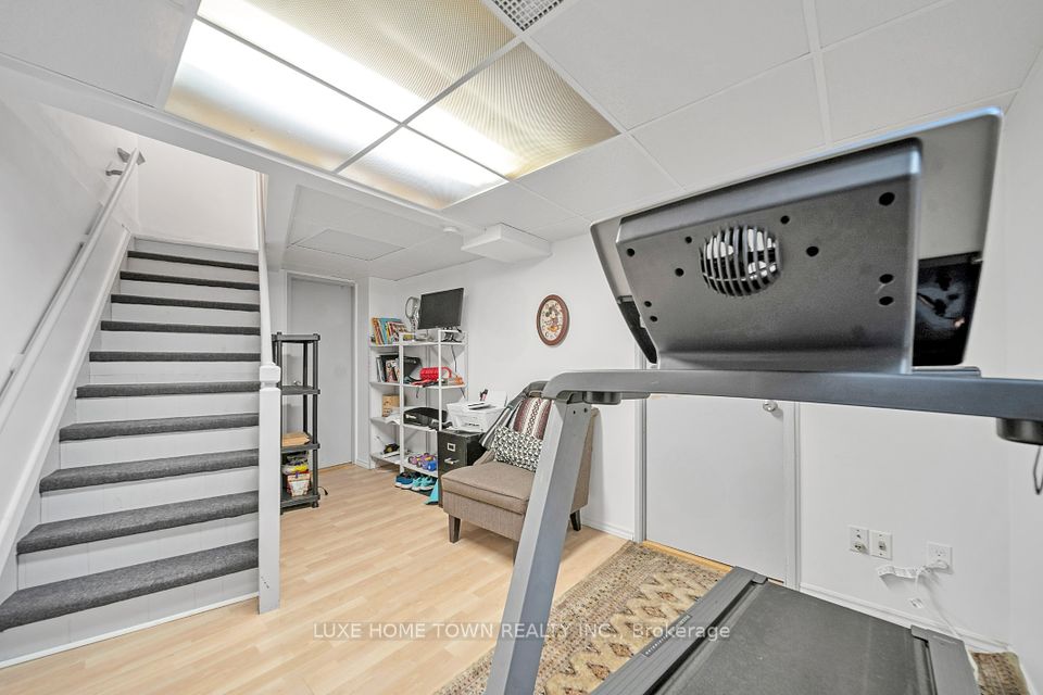 https://trreb-image.ampre.ca/IE6moEIgxKGu6ig82WJ0uKyfz9BnWWX61yynP5q-8uI/rs:fit:960:960/wm:.5:so:0:50:.4/wmsh:10/wmt:PHNwYW4gZm9yZWdyb3VuZD0nd2hpdGUnIGZvbnQ9JzY4Jz5MVVhFIEhPTUUgVE9XTiBSRUFMVFkgSU5DLiwgQnJva2VyYWdlPC9zcGFuPg/cb:20250203190130/L3RycmViL2xpc3RpbmdzLzQwLzUyLzY0LzMxL3AvYzM2MjAzYmEtNGNlMC00ODk3LWFiYWMtNmYzMmU0MDJkZDFiLmpwZw.jpg